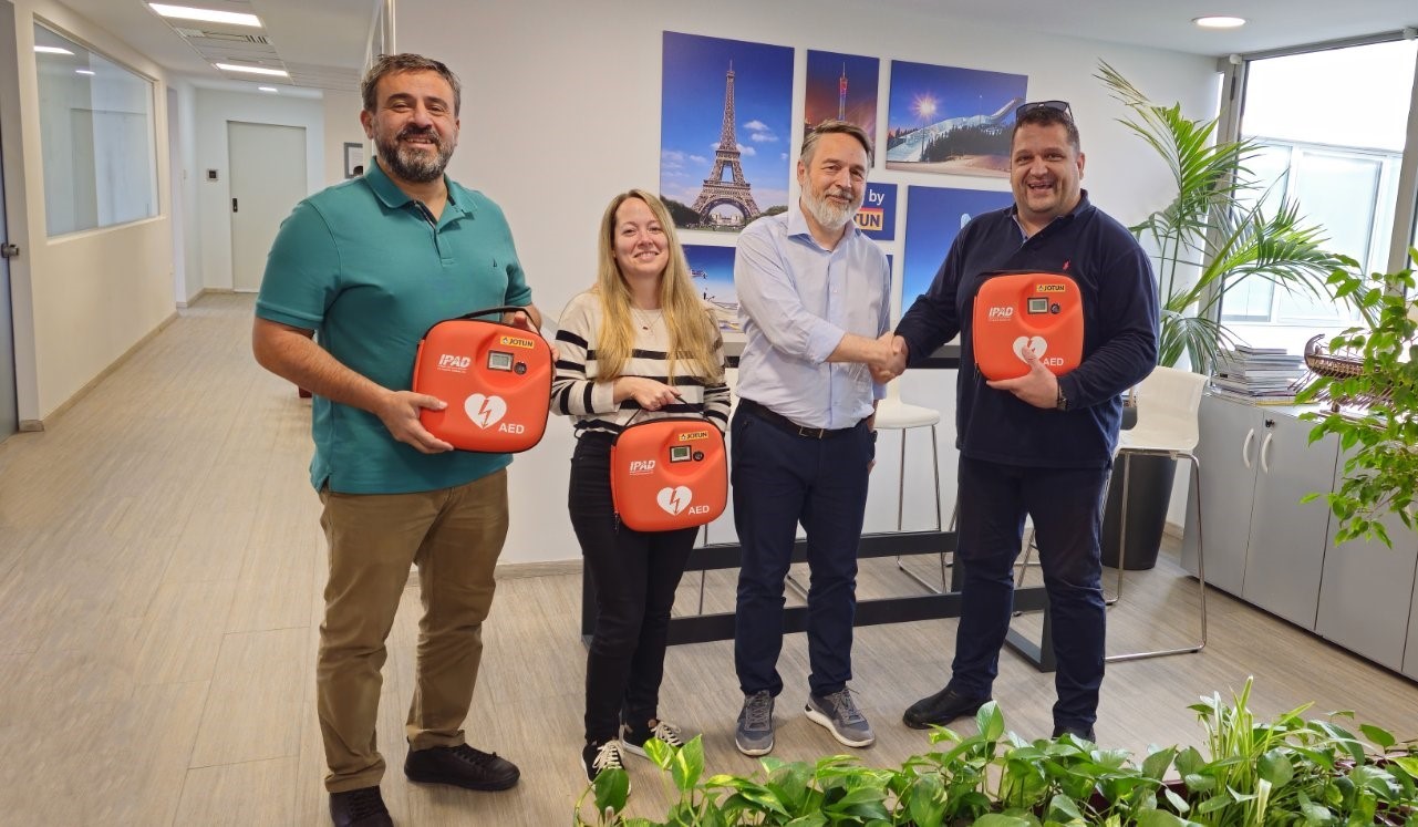 Με μεγάλη χαρά αποδεχθήκαμε την δωρεά 5 απινιδωτών από την εταιρεία Jotun Hellas Ltd.